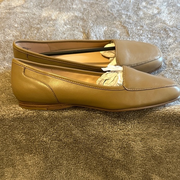 Bandolino Chic Tan Women's Leather Loafers - Picture 2 of 3